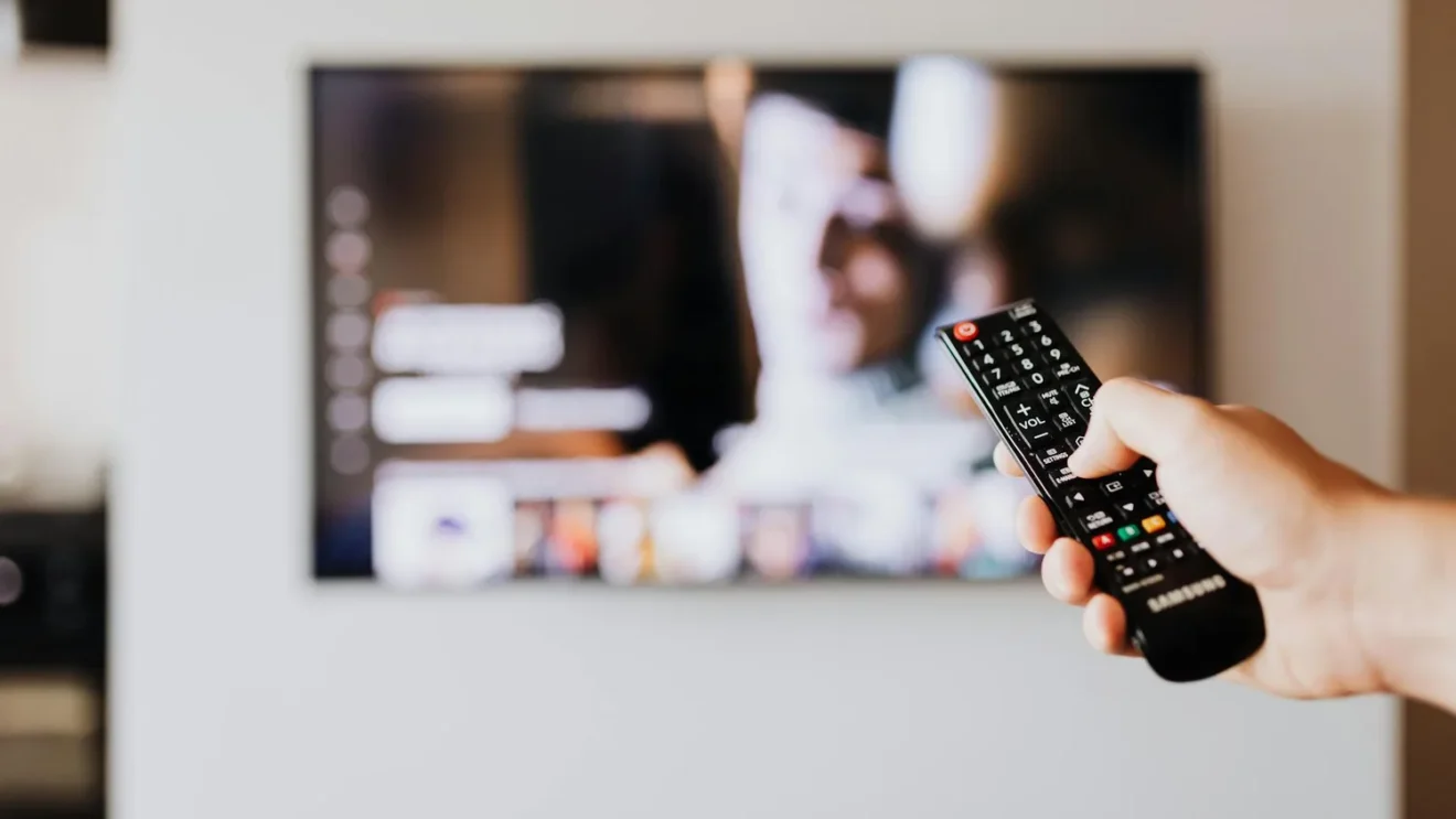 Comment cacher fil TV au mur : solutions simples et efficaces