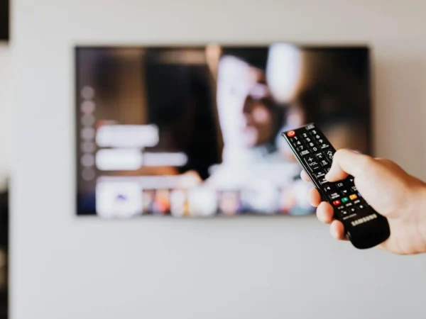 Comment cacher fil TV au mur : solutions simples et efficaces